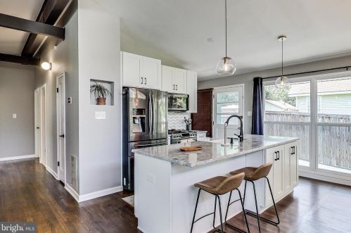 6439 Holyoke Dr, Annandale, VA 22003-2107
