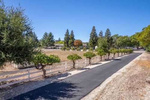 2456 Creston Rd, Lake Nacimiento, CA 93446-4474