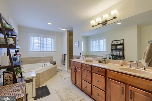 3 Twin Oaks Holw, Lancaster PA  17601-2234 exterior