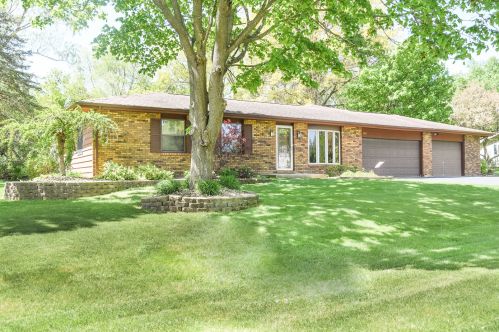 5812 Beebe Dr, Hillcrest, IL 61068-9233