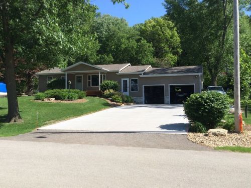 9483 Thompson St, Cleveland, IL 61241-9041