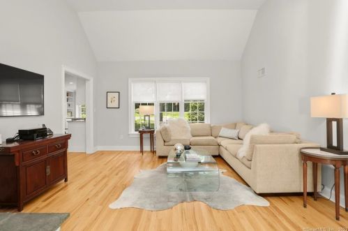 24 Martin Dl, Greenwich CT  06830-4742 exterior