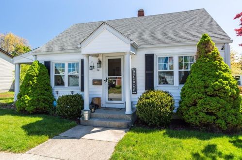 26 Crandall Ct, Warwick, RI 02889-1409