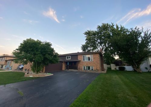 452 Pioneer Dr, Addison IL  60101-2124 exterior