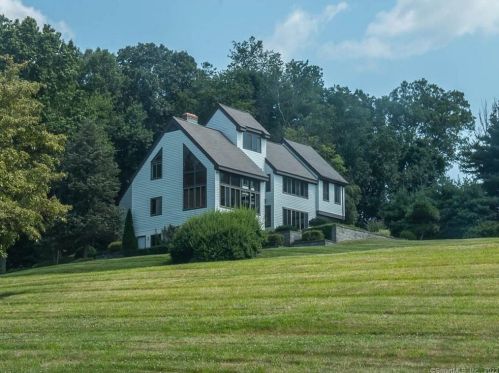 135 Middlebrook Farm Rd, Wilton CT  06897-2019 exterior
