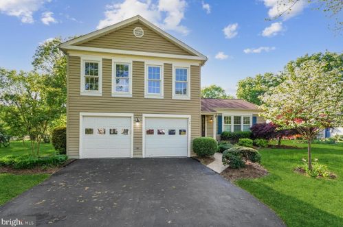 13611 White Barn Ln, Herndon, VA 20171-3341