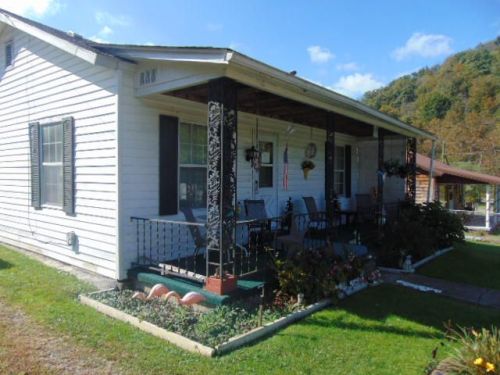 66 Wicker Dr, Kincaid, WV 25119-8018
