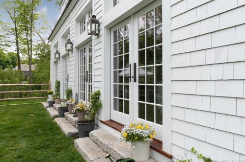 3 Old Kings Hwy, Norwalk CT  06850-1128 exterior