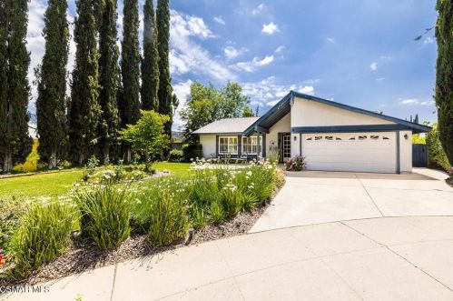 2247 Dora Ct, Simi Valley, CA 93063-3717