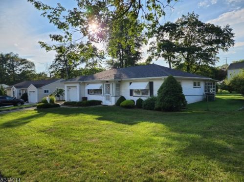 54 Hunterdon Rd, Town Center, NJ 07052-1604