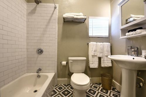 704 Essex St, San Antonio TX  78210-2214 exterior