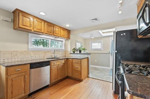 6 Center St, Niantic CT  06357-2658 exterior