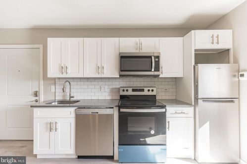 2243 Broad St, Philadelphia, PA 19132-2916