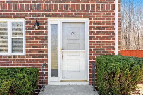 24 Oakridge Dr, Londonderry, NH 03053-3940