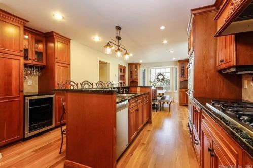 12 Walnut Pl, Wilton CT  06897-2324 exterior