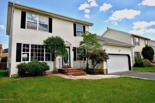 15 Ned Ct, Sewaren, NJ 07077-1014