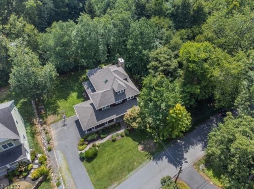 23 Laurelwood Dr, Mountain Lakes, NJ 07046-1732