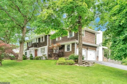 22 Stone Dr, Town Center, NJ 07052-1334