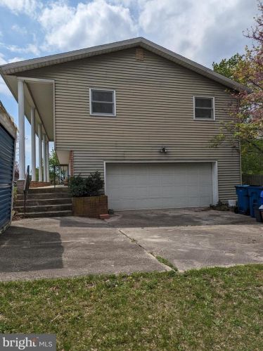 902 Pheasant Dr, Carlisle, PA 17013-1255