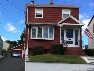 616 9th St, Carlstadt, NJ 07072-1709