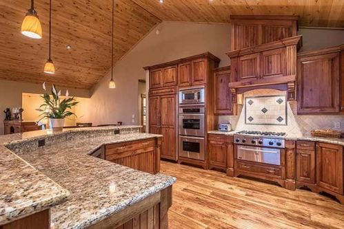 13156 Hillside Dr, Truckee CA  96161-6815 exterior