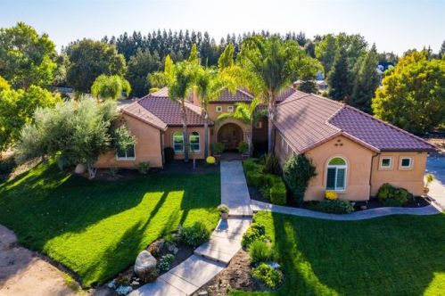 6895 Academy Ave, Clovis, CA 93619-7913