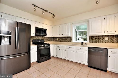 24 Dorset Ct, Princeton NJ  08540-7054 exterior