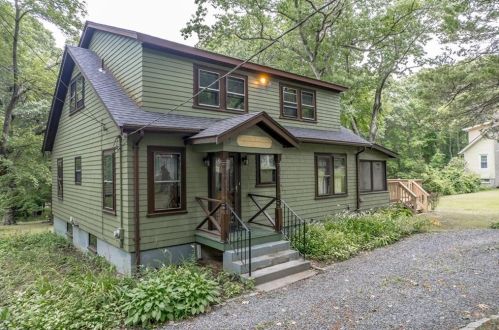 87 Bishop Hill Rd, Providence, RI 02919-2819