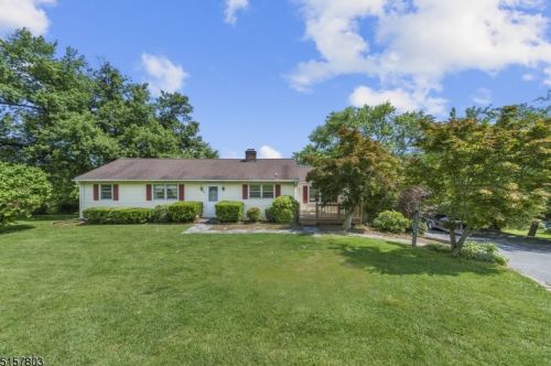 27 Old Mountain Rd, Lebanon, NJ 08833-4202