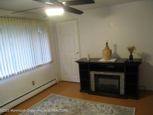 3 Falcon St, Lakehurst, NJ 08759-5331