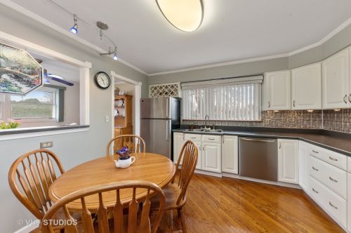 2302 Michael Manor Ln, Arlington Hts, IL 60004-4337