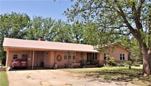 506 Third St, Strong City, OK 73628-5044