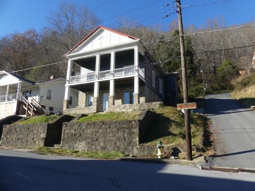 416 Lusk Ave, Mullens, WV 25882-1344