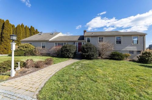 24 Niantic St, Charlestown, RI 02813-1145