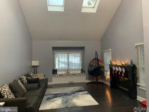 28 Ginger Ct, Princeton NJ  08540-9421 exterior
