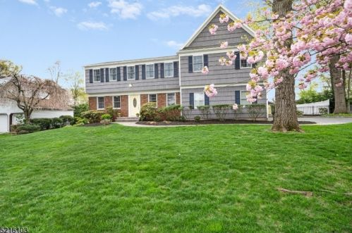 29 Hidden Glen Dr, Parsippany, NJ 07054-2104