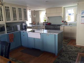 119 Whitfield St, Guilford CT  06437-3429 exterior
