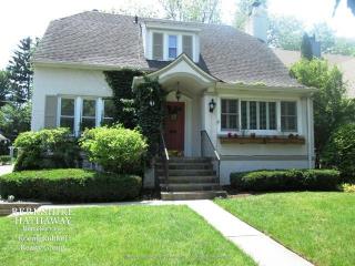 429 Sunnyside Ave, Green Oaks, IL 60048-2936