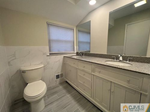 204 Maplecrest Rd, Edison NJ  08820-1800 exterior