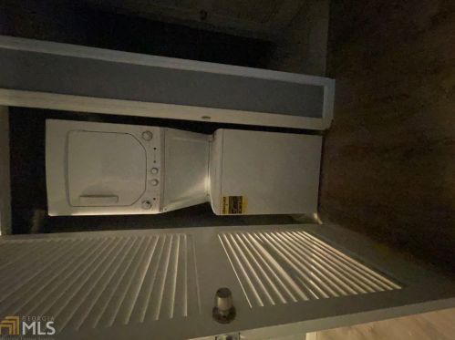 71 Montre Sq, Atlanta GA  30327-4044 exterior