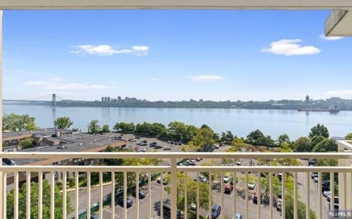 1077 River Rd, Edgewater NJ  07020-1336 exterior