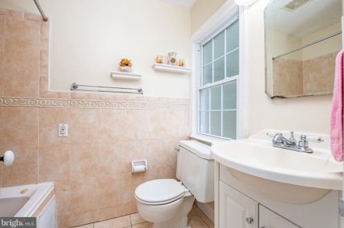 9408 Colesville Rd, Silver Spring MD 20901-4820 exterior