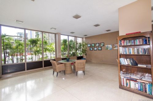 1720 Ala Moana Blvd, Honolulu HI  96815-1302 exterior