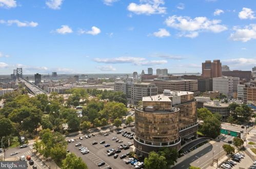 201 8th St, Philadelphia PA  19106-3519 exterior