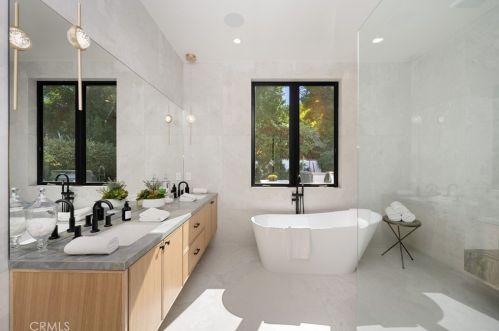 15442 Camarillo St, Van Nuys CA  91403-1039 exterior