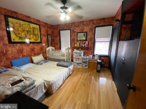 2435 11th St, Philadelphia, PA 19133-1414