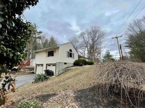 5 Greenough Rd, Plaistow, NH 03865-2725