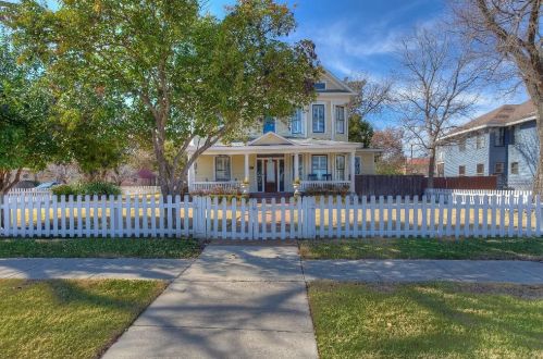 2340 Lipscomb St, Fort Worth, TX 76110-2621