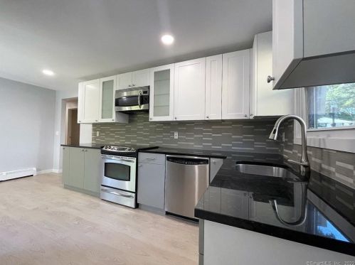 16 Pilgrim Ln, Wallingford, CT 06492-4916