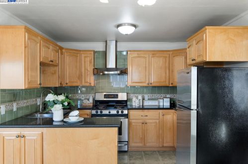 1381 Marybelle Ave, San Leandro CA 94577-2319 exterior